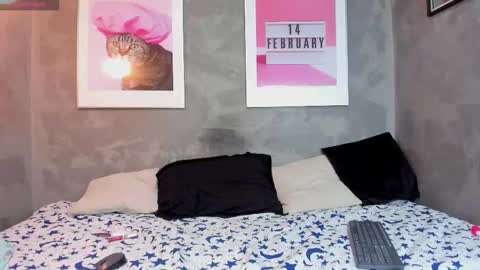 Mia online show from November 2025 08:33:02 PM