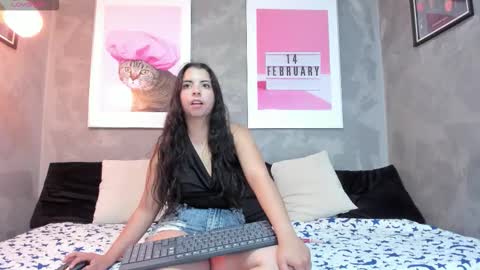 Mia online show from December 2025 07:44:01 PM