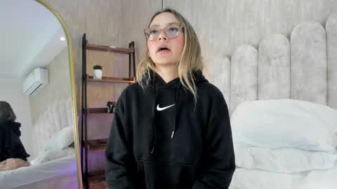 Snapshot of miapalmer__ chatting on April 2026 01:42:02 AM MIA online show from April 2026 01:42:02 AM