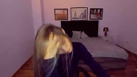 Mia online show from December 2024 10:25:01 PM