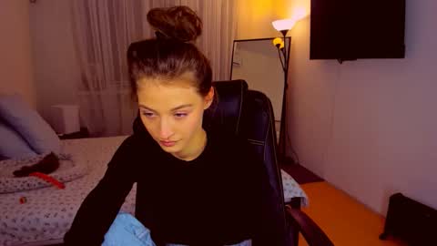 Mia online show from October 2025 08:55:02 PM