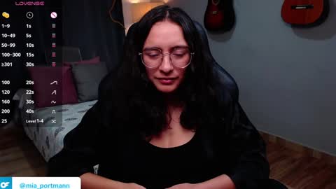 Snapshot of miaportman chatting on December 2024 03:57:01 PM MIAPORTMANN online show from December 2024 03:57:01 PM