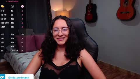 Snapshot of miaportman chatting on December 2024 07:53:02 PM MIAPORTMANN online show from December 2024 07:53:02 PM