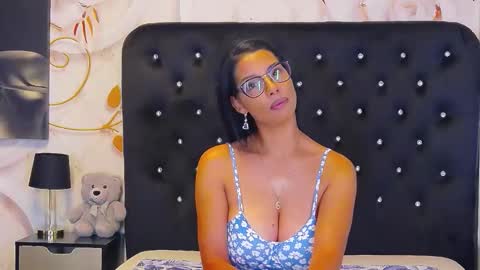 Mia online show from October 2025 12:02:02 PM