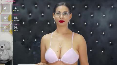 Mia online show from October 2025 01:04:02 PM