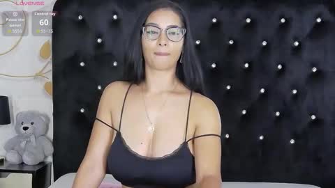 Mia online show from October 2025 01:35:02 PM