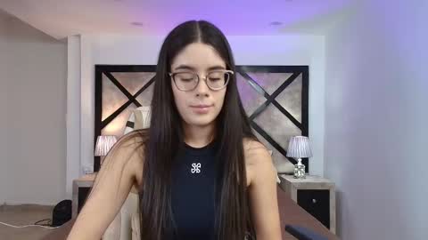 Mia online show from November 2025 08:07:01 PM