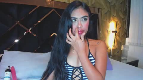 Mia Thompson online show from November 2025 05:00:02 AM