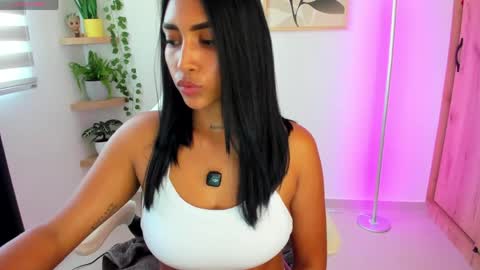 Snapshot of miavelvet_22 chatting on March 2026 05:39:02 PM Mia Velvet online show from March 2026 05:39:02 PM