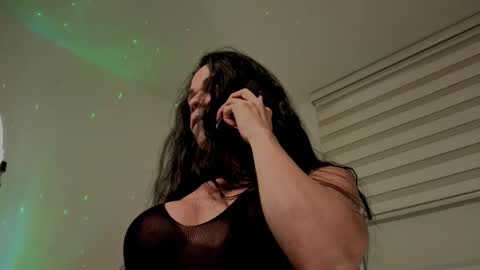 Mia online show from September 2025 06:08:02 PM