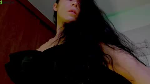 Mia online show from October 2025 12:49:02 PM