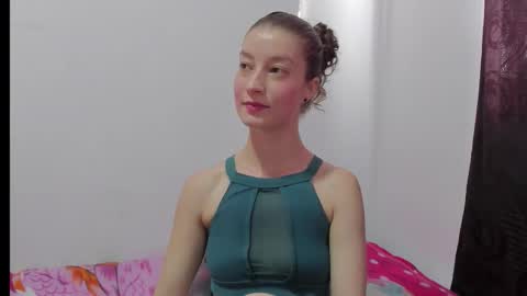 Snapshot of miavolkova_ chatting on October 2025 07:18:01 PM Chloe online show from October 2025 07:18:01 PM