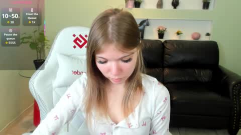 Snapshot of michafox chatting on April 2026 12:28:02 PM michafox online show from April 2026 12:28:02 PM