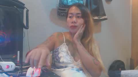 Snapshot of michelle_ux chatting on November 2025 12:27:02 PM michelle_ux online show from November 2025 12:27:02 PM