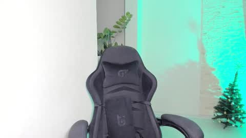 Michellee online show from December 2025 05:08:02 PM