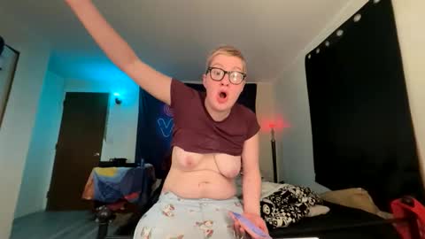 Snapshot of midnightmochi2 chatting on April 2026 12:49:02 AM midnightmochi2 online show from April 2026 12:49:02 AM