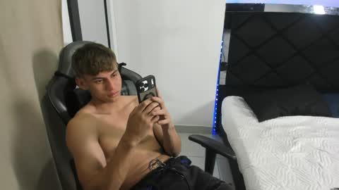 Snapshot of miguel_hz chatting on April 2026 11:43:02 PM Miguel Hernandez online show from April 2026 11:43:02 PM