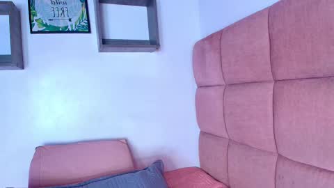 Mia  online show from September 2025 11:54:01 AM