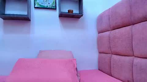 Mia  online show from September 2025 11:56:02 AM