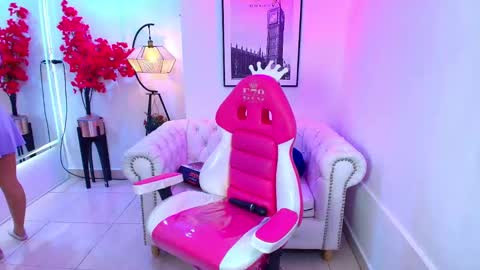 Miia online show from November 2025 07:34:01 PM