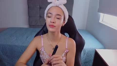 Snapshot of miia_bratz chatting on June 2026 01:53:02 PM miia_bratz online show from June 2026 01:53:02 PM