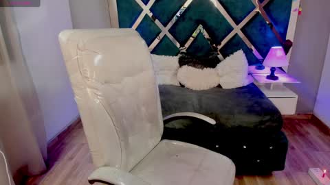Snapshot of miia_thompson_1 chatting on December 2024 01:11:01 AM M I I A online show from December 2024 01:11:01 AM