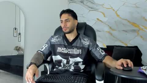 Snapshot of miike_stone1 chatting on October 2025 01:11:01 PM Daniel online show from October 2025 01:11:01 PM