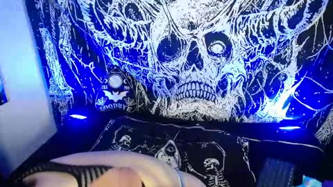 Snapshot of mikaskullcs chatting on April 2026 10:33:02 PM Mika online show from April 2026 10:33:02 PM