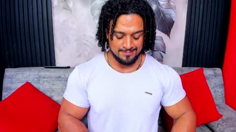 Snapshot of mike_estevess chatting on April 2026 07:16:01 AM online show from April 2026 07:16:01 AM