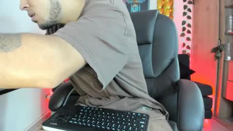 Snapshot of mikee_scooth chatting on December 2024 09:43:01 PM mikee_scooth online show from December 2024 09:43:01 PM