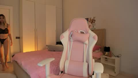miko_moonn online show from October 2025 04:21:01 AM