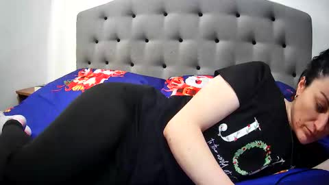 Mikyloveu online show from April 2026 02:51:01 PM