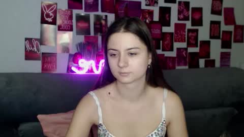 milanaroz online show from November 2025 02:12:02 PM