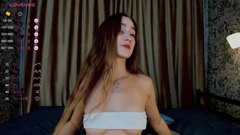 Mia online show from September 2025 09:45:02 AM