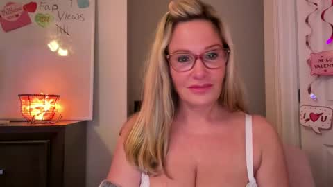 Snapshot of milf_goddess chatting on February 2025 09:05:02 AM MIlf Goddess online show from February 2025 09:05:02 AM