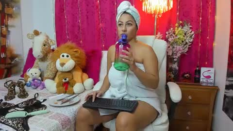 Snapshot of milfboobs_10 chatting on February 2025 01:54:01 AM Nakary Bustamante online show from February 2025 01:54:01 AM