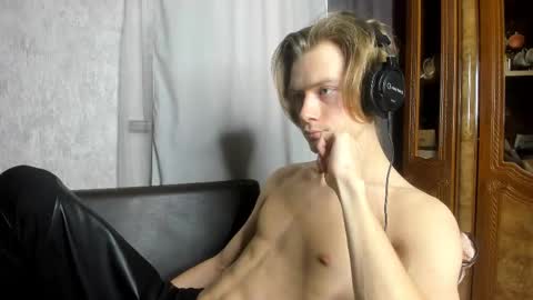 Snapshot of milkiwy chatting on November 2025 08:03:02 AM Isaac online show from November 2025 08:03:02 AM