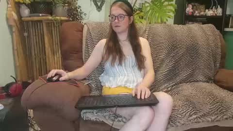 Snapshot of milkyseaofpeach chatting on January 2025 10:40:02 PM Peach Doll online show from January 2025 10:40:02 PM