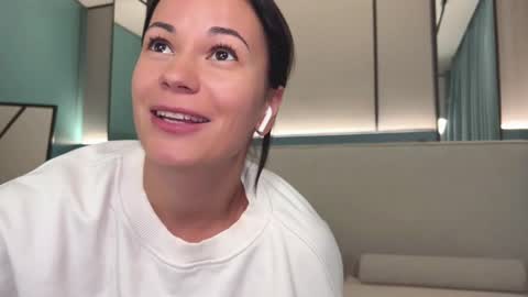 Snapshot of milla_kuni chatting on January 2025 10:06:01 PM Mila online show from January 2025 10:06:01 PM