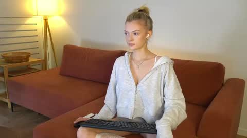 Snapshot of milly____ chatting on March 2026 01:22:01 PM Charlie online show from March 2026 01:22:01 PM