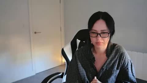 Snapshot of mimi117690 chatting on April 2026 04:45:02 PM SweetVall online show from April 2026 04:45:02 PM