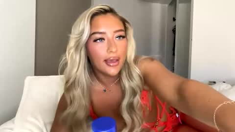 Snapshot of mimi_monroe1 chatting on December 2025 06:01:02 PM Mimi Monroe online show from December 2025 06:01:02 PM