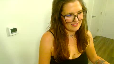 Snapshot of mindymounds chatting on April 2026 05:01:02 AM Mindy online show from April 2026 05:01:02 AM