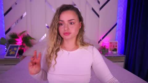 minifox_ online show from October 2025 07:52:02 AM