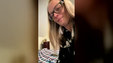 Snapshot of minx300 chatting on April 2026 06:27:01 PM Minx online show from April 2026 06:27:01 PM