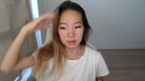 mira_g online show from November 2025 12:04:01 PM