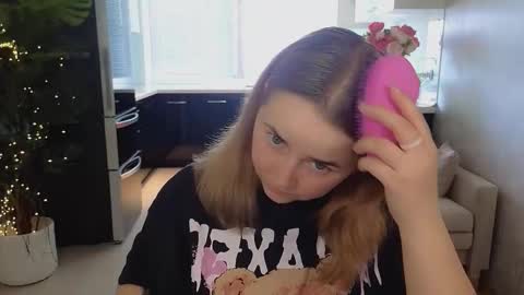 Snapshot of mira_mermayd chatting on March 2026 08:18:02 AM Mira online show from March 2026 08:18:02 AM