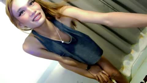 Snapshot of miraclegirl23 chatting on December 2024 05:25:01 PM Zoey online show from December 2024 05:25:01 PM