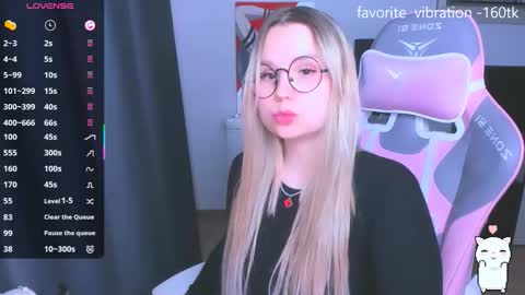 Kira online show from November 2025 06:17:01 PM