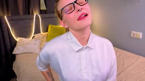 Snapshot of mireillelablue chatting on October 2025 09:26:02 PM Lina online show from October 2025 09:26:02 PM